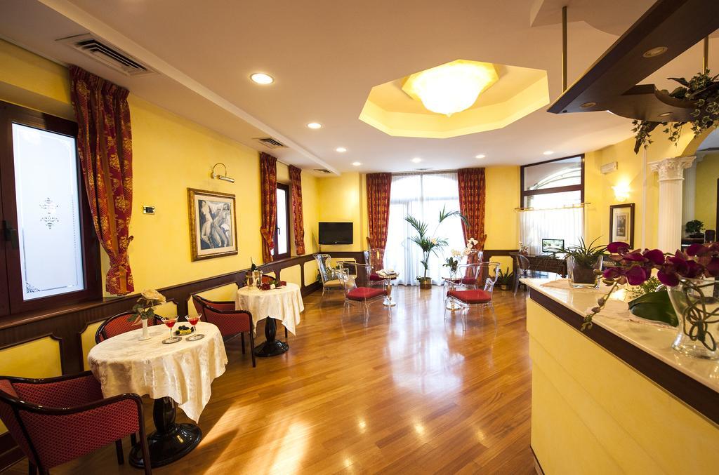 Hotel Regent - In Pieno Centro Σαν Μπενεντέτο ντελ Τρόντο Εξωτερικό φωτογραφία